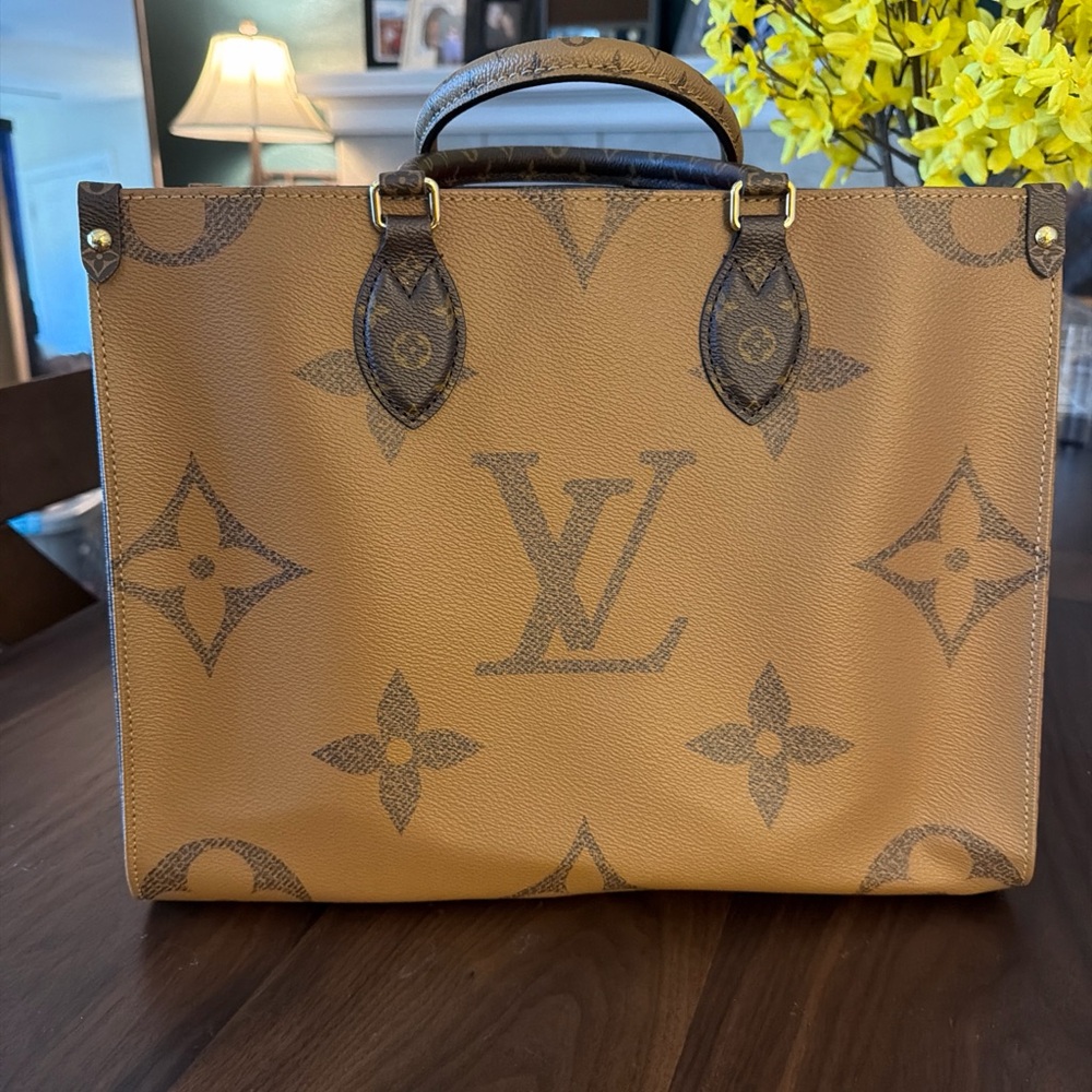 Louis Vuitton OnTheGo MM Reverse Monogram Giant Tote Bag Red Interior - Picture 2 of 8